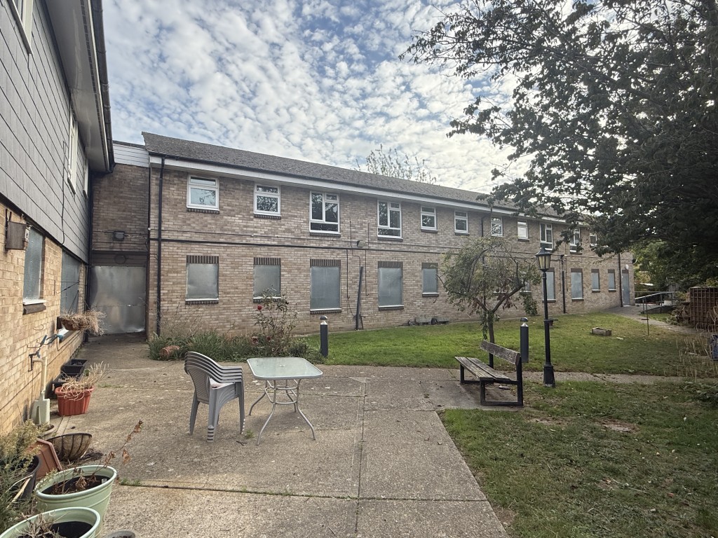 Lot: 20 - SUBSTANTIAL DETACHED BLOCK OF 23 UNITS ON 0.47 ACRES WITH DEVELOPMENT POTENTIAL - Rear View of Large Block of Residential Units